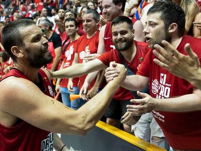 Marc Gasol celebra con la afición la victoria tras la Final Playoff.