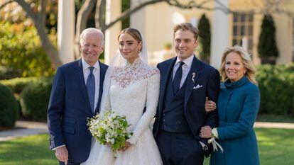 Naomi Biden y su esposo, Peter Neal, posan en su boda en la Casa Blanca junto al presidente de EEUU, Joe Biden, y la primera dama Jill Biden