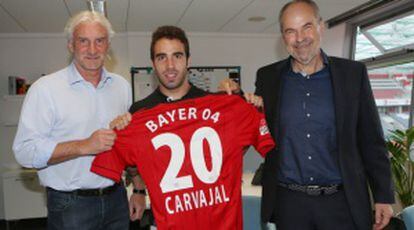 Carvajal posa con la camiseta del Bayer en su presentación.