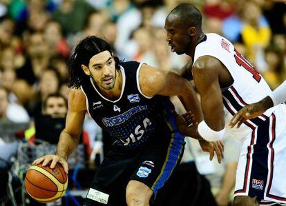 Luis Scola y Kobe Bryant, durante un partido