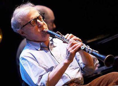 Woody Allen toca el clarinete anoche durante el concierto de su banda en Valladolid.