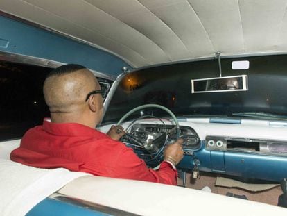José Luis Cortes, 'El Tosco', al volante del Cadillac de Benny Moré por La Habana.