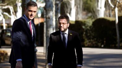 El presidente del Gobierno, Pedro Sánchez (a la izquierda), conversa con Pere Aragonés, cuando era vicepresidente de la Generalitat, en La Moncloa, en enero de 2020.