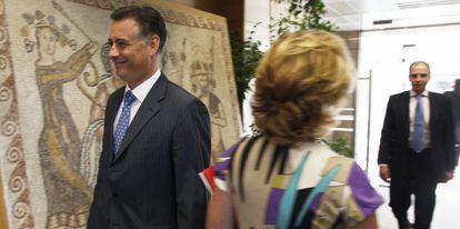 Alberto L&oacute;pez Viejo pasaba frente a Aguirre en 2009 en la Asamblea de Madrid. Al fondo, Benjam&iacute;n Mart&iacute;n, tambi&eacute;n imputado.