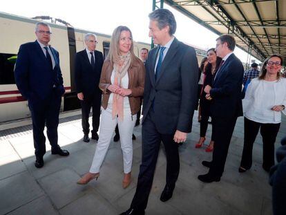 El ministro de Fomento, Íñigo de la Serna, junto a la alcaldesa de Lugo, Lara Méndez.