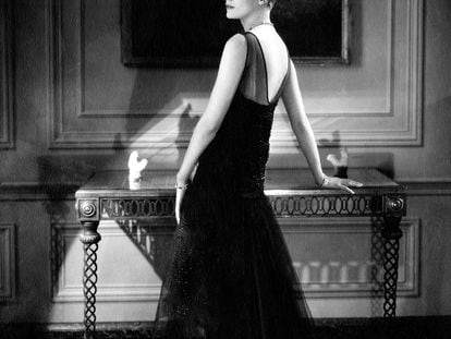 Lee Miller fotografiada en 1928 por Edward Steichen, con un vestido de Lucien Lelong.
