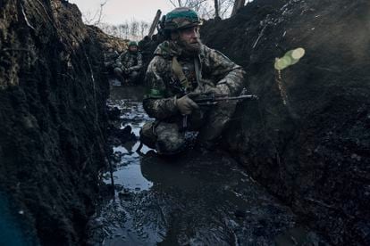 Un soldado ucranio, el domingo en una trinchera del frente de Bajmut. 