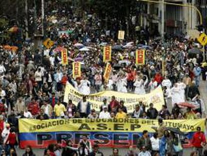 En rechazo al acuerdo, firmado en la noche del martes, miles de educadores participaron este miércoles en una marcha por la concurrida Carrera Séptima de Bogotá, durante la cual denunciaron que fueron "vendidos" por el gremio que los representa.EFE/Archivo