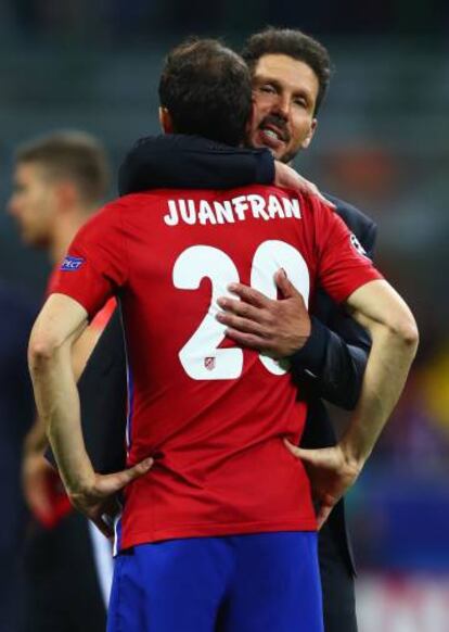 Simeone consuela a Juanfran tras el partido.