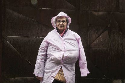 Julia Cortés, de 67 años, cobra 2.100 euros de pensión. La antigua administrativa pide eliminar las pensiones vitalicias de los políticos y mantener el poder adquisitivo de los jubilados.