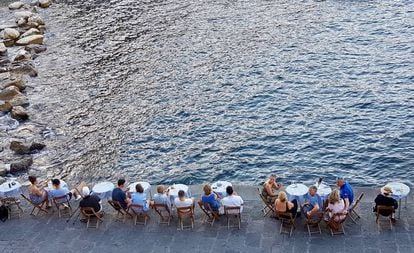 Una terraza frente al mar en la ciudad de Sorrento, en el golfo de Nápoles (Italia). 