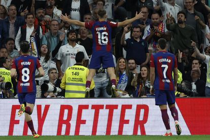 FC Barcelona midfielder Fermín López celebrates his goal during this Sunday's match at the Santiago Bernabéu stadium.