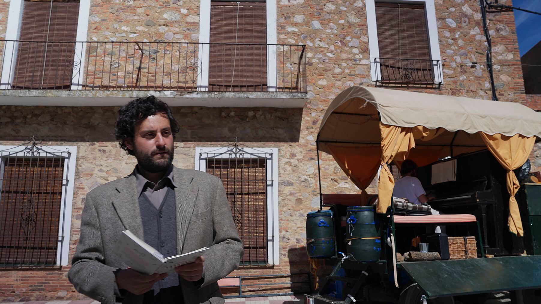 Dos jóvenes artistas recuperan el espíritu de La Barraca de Lorca y la llevan camino de Santiago