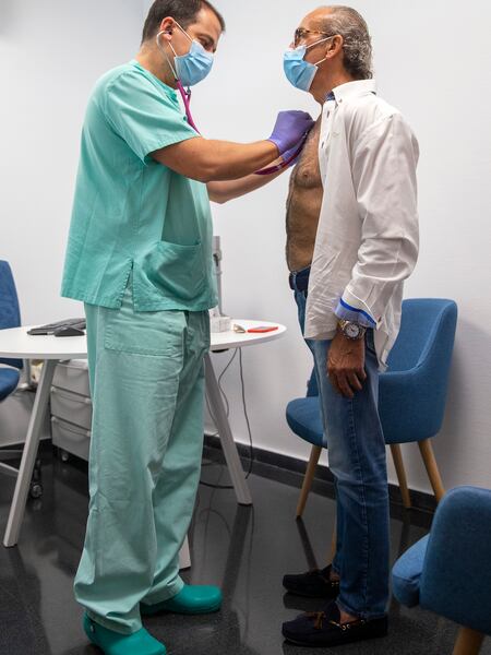 Pedrosa con Sergio Trinidad, jefe de servicio de Rehabilitación del hospital.