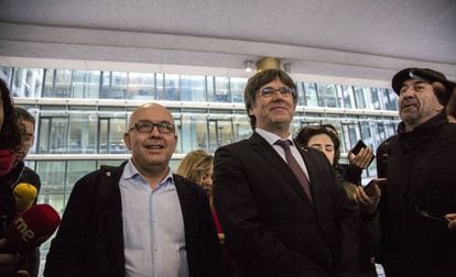 El abogado Gonzalo Boye junto al expresidente de la Generalitat de Cataluña, Carles Puigdemont, a la salida de la fiscalía de Bruselas.