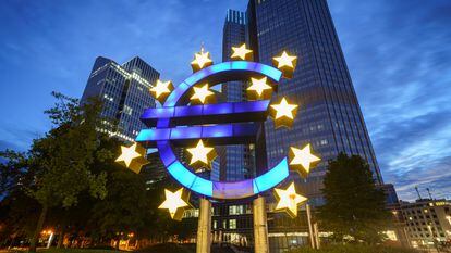 Logo del euro, frente a la sede del BCE en Fráncfort, el verano de 2022.