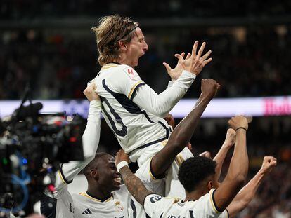 Luka Modric celebra el gol al Sevilla.