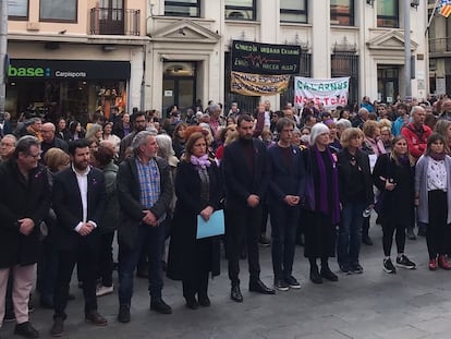 Concentración en el Ayuntamiento de Badalona contra la violación a una niña de 11 años.