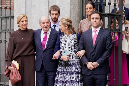 El rey emérito Juan Carlos I, acompañado por sus hijas, las infantas Cristina de Borbón (izquierda) y Elena, y sus nietos Felipe Juan Froilán de Marichalar (derecha), Victoria Federica de Marichalar y Juan Valentín Urdangarin. 