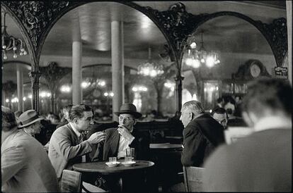 Café de Lisboa, retratado por el fotógrafo francés Henri Cartier-Bresson.