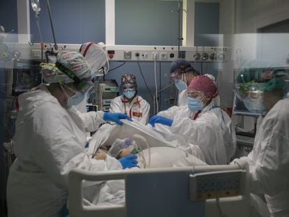 Un paciente en la UCI del Hospital del Mar de Barcelona el 10 de febrero.