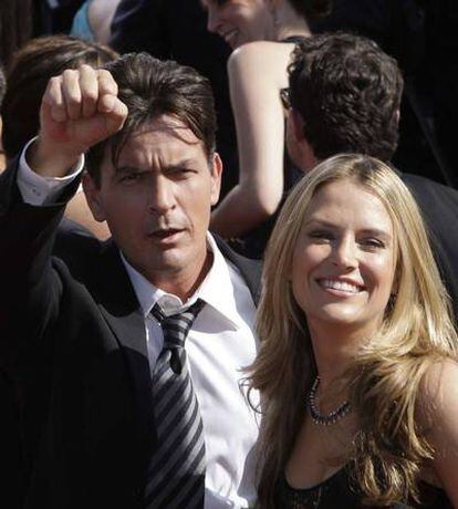 Sheen y Brooke Mueller, en los premios Emmy de 2007.