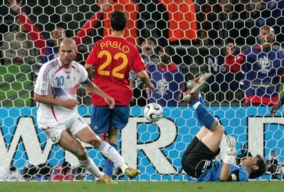 A pesar de comenzar arriba en el marcador, España perdió en octavos ante una Francia renacida y liderada por Zidane. La imagen muestra al ex del Madrid tras marcar en el último minuto el 3-1, una maravilla de gol.