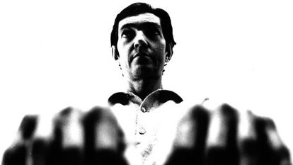 Julio Cortázar, en una imatge que reforça la seva corpulència.