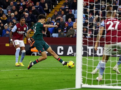 Stefan Bajcetic marca el tercer gol del Liverpool ante el Aston Villa este lunes.