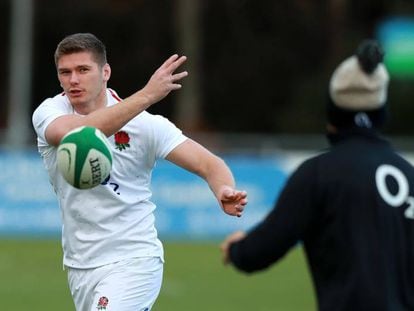 Owen Farrell pasa el balón durante una práctica.