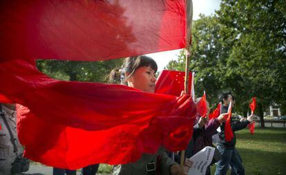 Un grupo de manifestantes chinos protestan frente a la embajada de Japón en La Haya (Holanda).