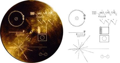 El disco de oro de las 'Voyager' (1977), posee toda la información básica para poder reproducirlo y las coordenadas galácticas para encontrar la Tierra.