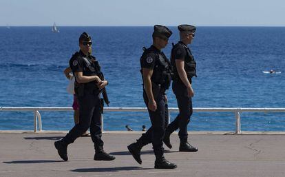 La policía francesa patrulla en las costas de Niza.