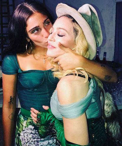 Madonna y su hija Lourdes posan en una imagen subida por la cantante a sus redes sociales.