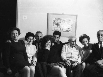 La familia de Amos Gitai entre 1968 y 1969. El cineasta es el joven del centro; sus padres, la pareja de la derecha.