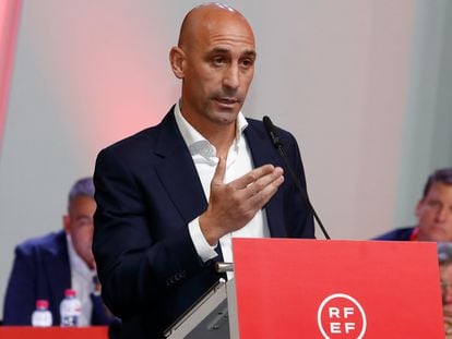 El presidente de la Real Federación Española de Fútbol, Luis Rubiales, durante su intervención en la Asamblea General este viernes.