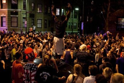 Centenares de personas celebran en las calles de Boston la captura de Dzhokhar A. Tsarnaev en la madrugada del viernes.