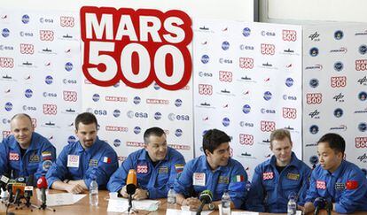 De izquierda a derecha, Alexéi Sítev, Romain Charles, Sujrob Kamólov, Diego Urbina, Alexandr Smolenski y Wang Yue en una rueda de prensa en Moscú antes de iniciar el experimento.