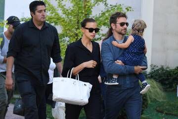 Irina Shayk con el actor Bradley Cooper y su hija Lea Cooper el 30 de agosto de 2018 en Venecia (Italia).