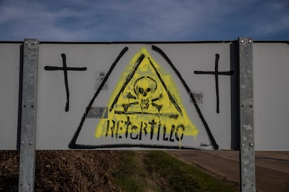 Pintada contra la mina de uranio de Retortillo (Salamanca).