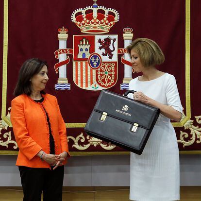 La ministra de Defensa, Margarita Robles, i la seva predecessora, María Dolores de Cospedal.