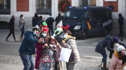 Una familia se hace una foto en la Puerta del Sol, en Madrid (España), a 30 de diciembre de 2020. La Policía Municipal desalojará la Puerta del Sol a partir de las 22 horas en la 'Preuvas', de este miércoles, y en Nochevieja, el jueves, según ha adelantado el alcalde de Madrid, José Luis Martínez-Almeida.
30 DICIEMBRE 2020;NOCHEVIEJA;PUERTA DEL SOL;MADRID;COMUNIDAD DE MADRID;TRADICIONES;FESTIVIDADES;NAVIDAD;CORONAVIRUS
Eduardo Parra / Europa Press
30/12/2020