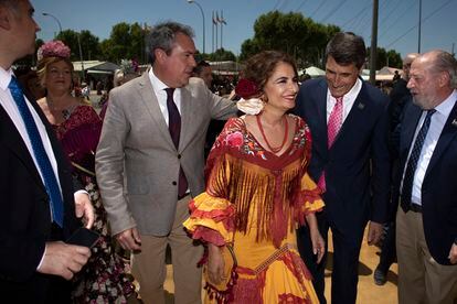 La ministra de Hacienda, María Jesús Montero, junto al candidato del PSOE a la presidencia de la Junta de Andalucía, Juan Espadas, en la Feria de Abril, este jueves.
