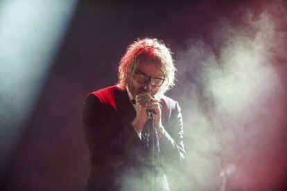 Matt Berninger, el cantante de la banda de rock alternativo estadounidense The National, durante el concierto en el Festival SOS 4.8 de Murcia.