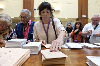 La secretaria general de Podemos Andalucía, Teresa Rodríguez, recoge su papeleta antes de votar en el colegio del Edificio de Correos de Cádiz.
