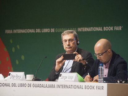 Orhan Pamuk y Jorge Volpi durante la apertura del salon literario en el marco de la feria del libro de Guadalajara. 