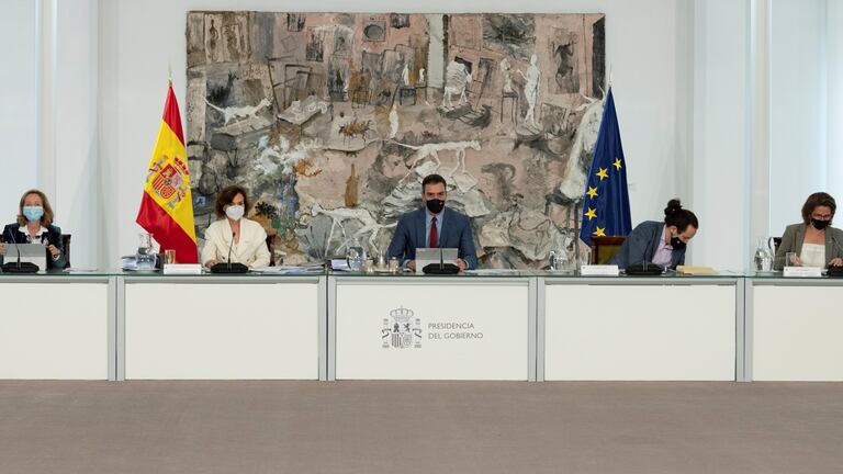 El presidente Pedro Sánchez, rodeado de los cuatro vicepresidentes, en una reunión en La Moncloa.