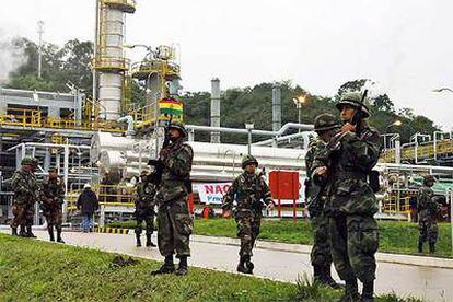 Varios soldados del Ejército de Bolivia vigilan hoy las instalaciones del pozo de gas de San Alberto.