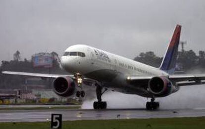 Un avion Boeing 137 de la empresa aérea Delta Airlines despega de la pista del Aeropuerto Internacional La Aurora, en Ciudad de Guatemala. EFE/Archivo