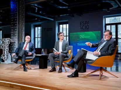 El exsecretario general del PSOE y excomisario de Economía de la UE Joaquín Almunia; el periodista Sandro Pozzi y el expresidente del Gobierno Mariano Rajoy, durante la celebración del 20 aniversario de la consultora Thinking Heads, en la Fundación Espacio Telefónica, a 13 de marzo de 2024, en Madrid.